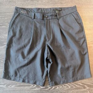 Greg Norman | Pleated Front Golf Short | Woven Gray/Black | W36